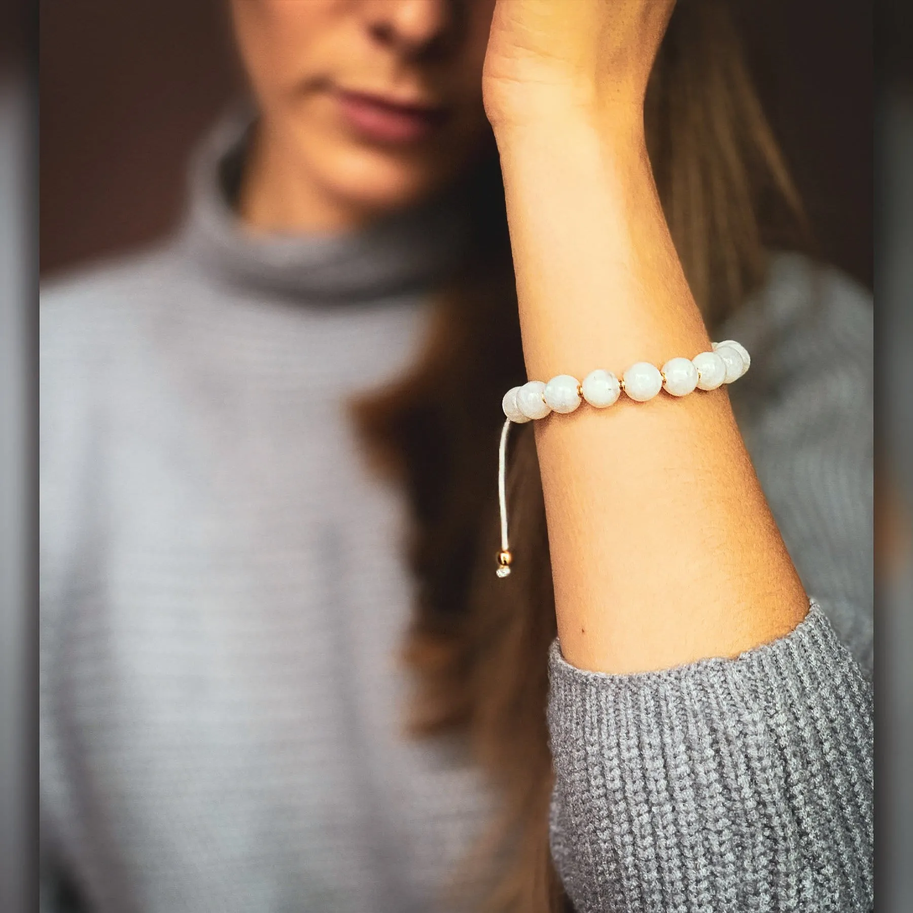Calming Mystery | Mystic Moonstone Stone Bracelet in Gold/Silver | 10MM