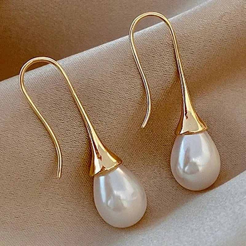 Classic pearl earrings