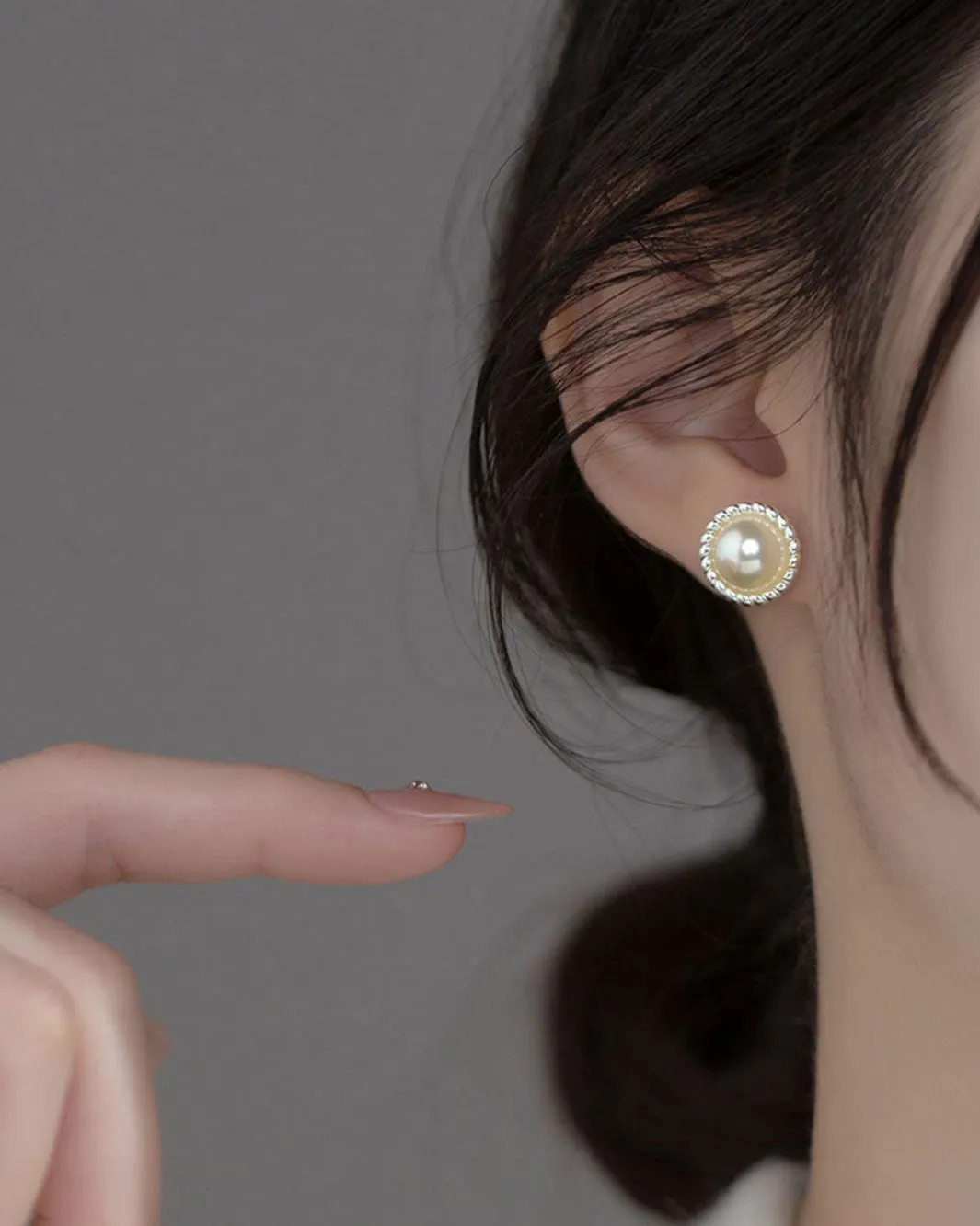 Levi Pearl Stud Earrings