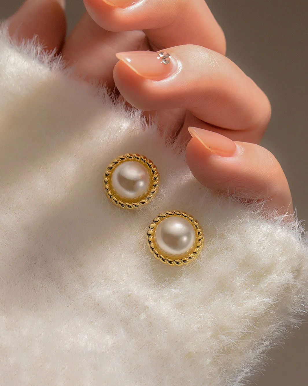 Levi Pearl Stud Earrings