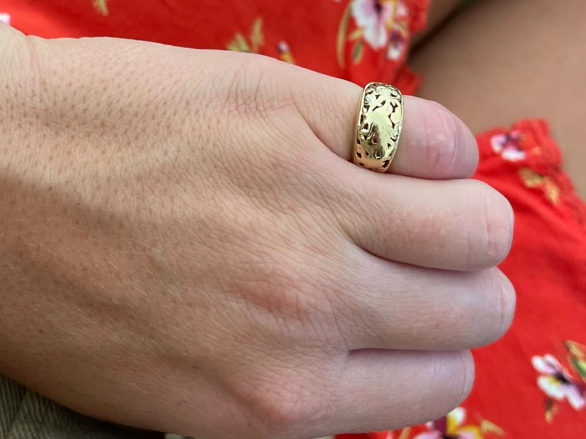 Mings Bird on a Plum Gold Cutout Dome Band Ring in 14k