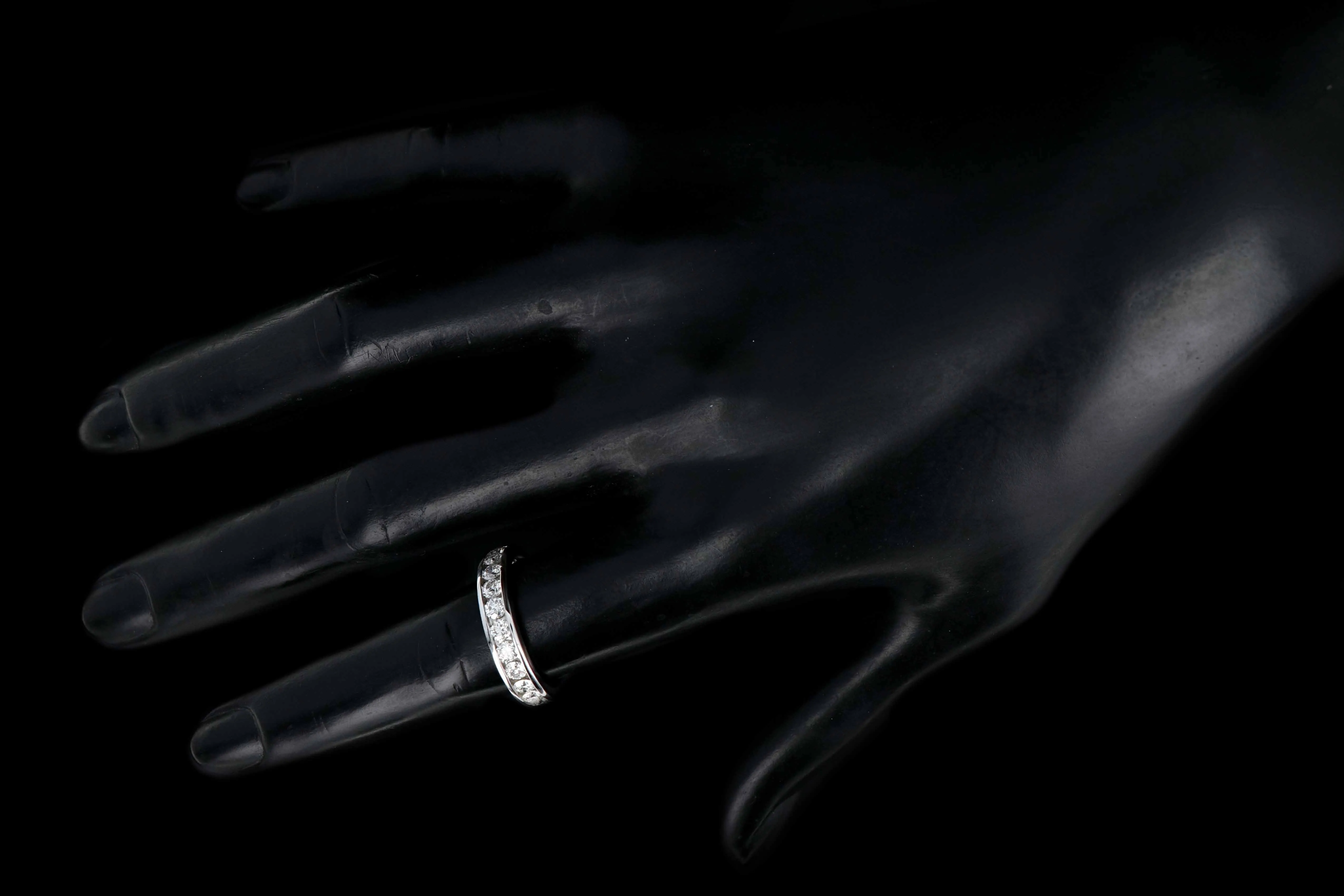 Modern Hearts On Fire 18K White Gold 1 Carat in Total Round Brilliant Cut Diamond Band