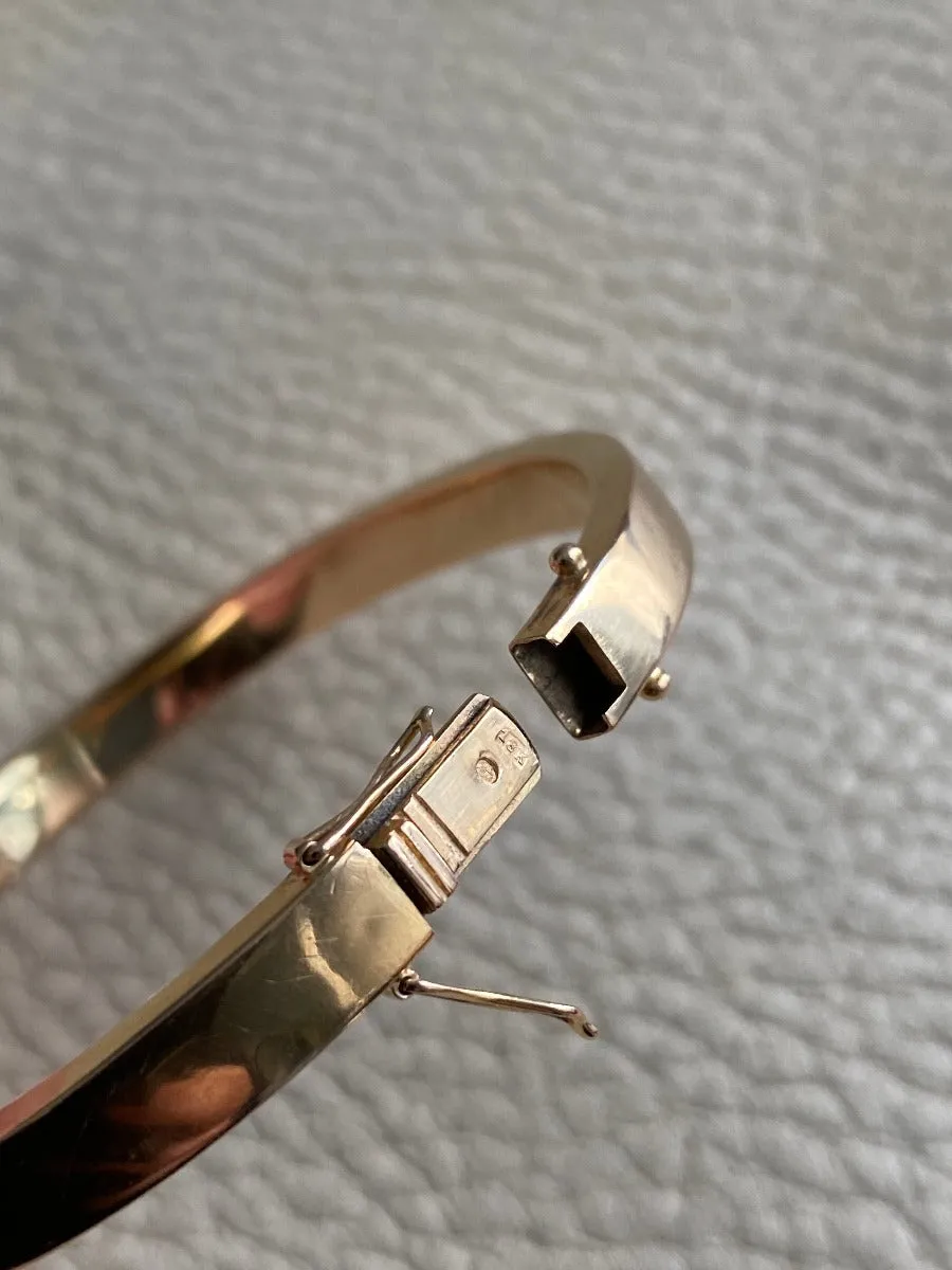 Scandinavian vintage 18k Gold hinged bangle