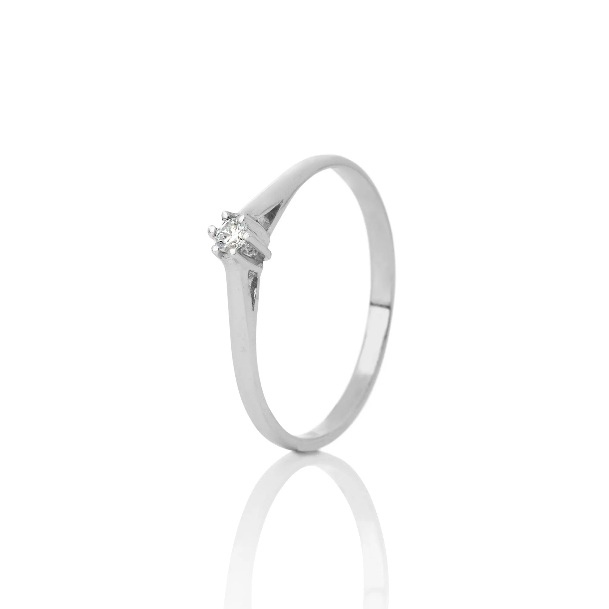 Women's diamond ring