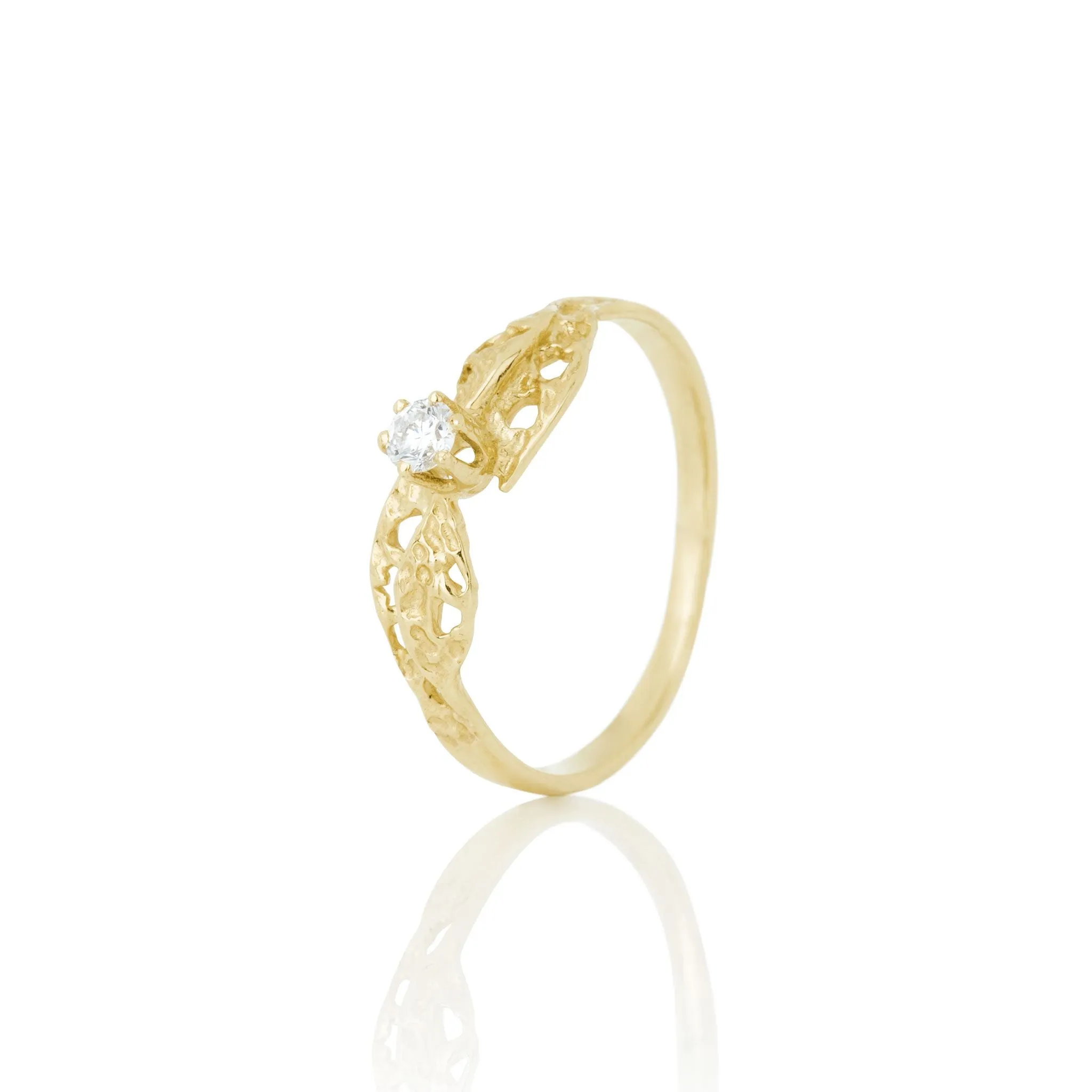 Women's diamond ring